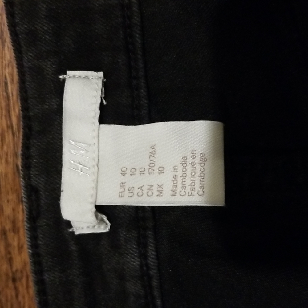 H&M Black Shorts - Picture 2 of 4